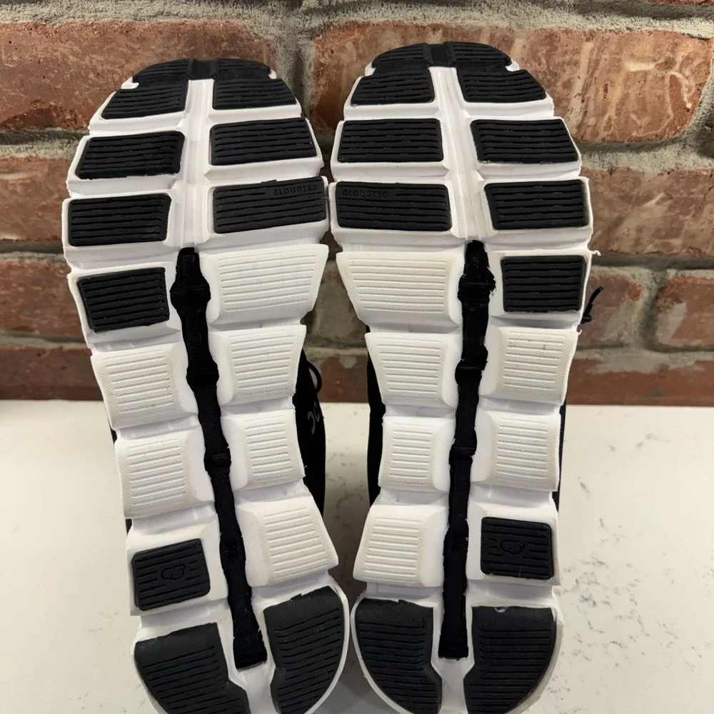 On cloud Running black and white - Picture 6 of 8